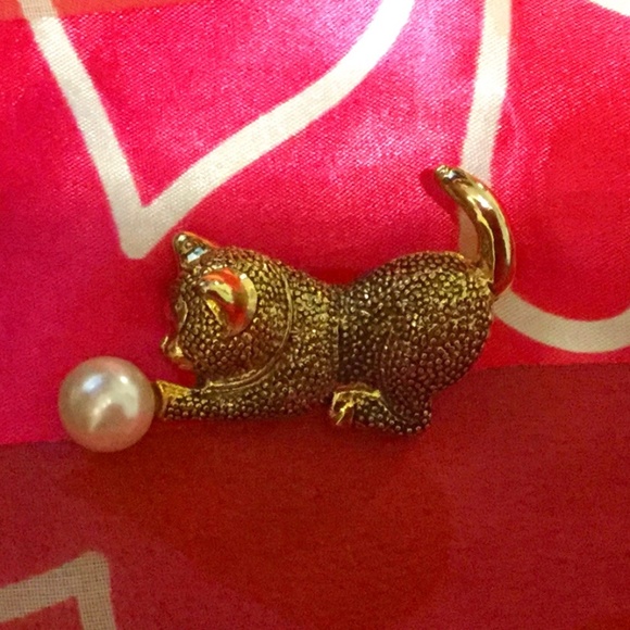 Gold-Tone Kitty Cat Brooch Chasing a Faux Pearl - Picture 2 of 11